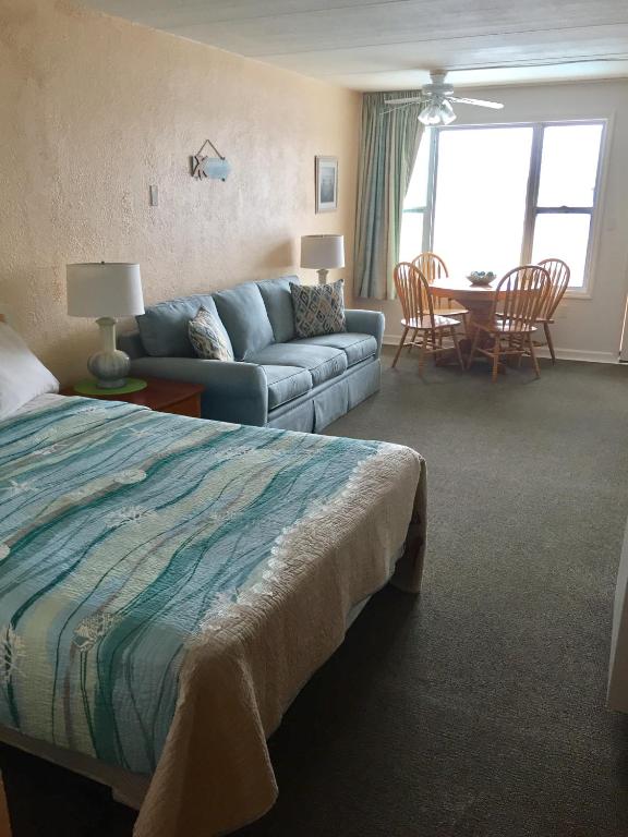 Postel nebo postele na pokoji v ubytování Lollipop Motel