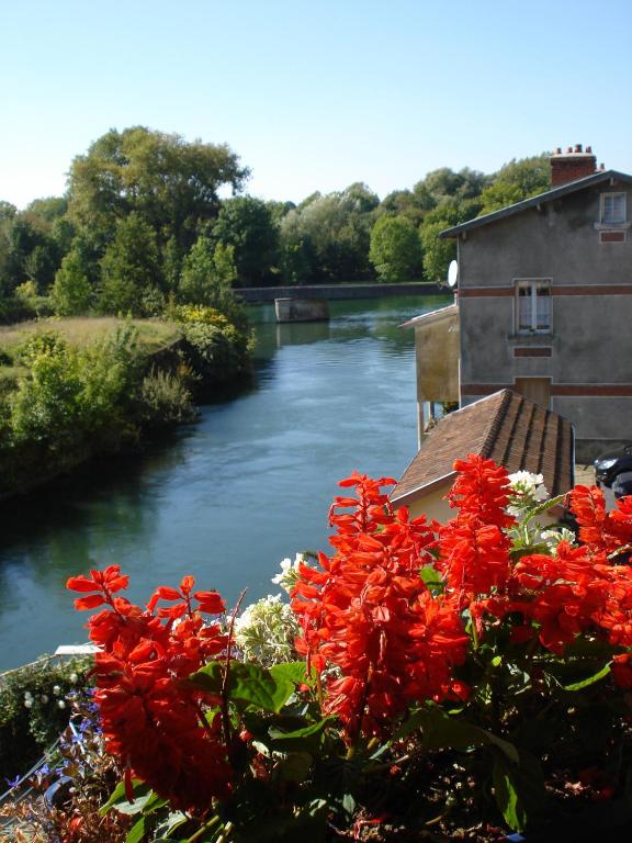 Výhled na řeku, která protéká v blízkosti bed and breakfast