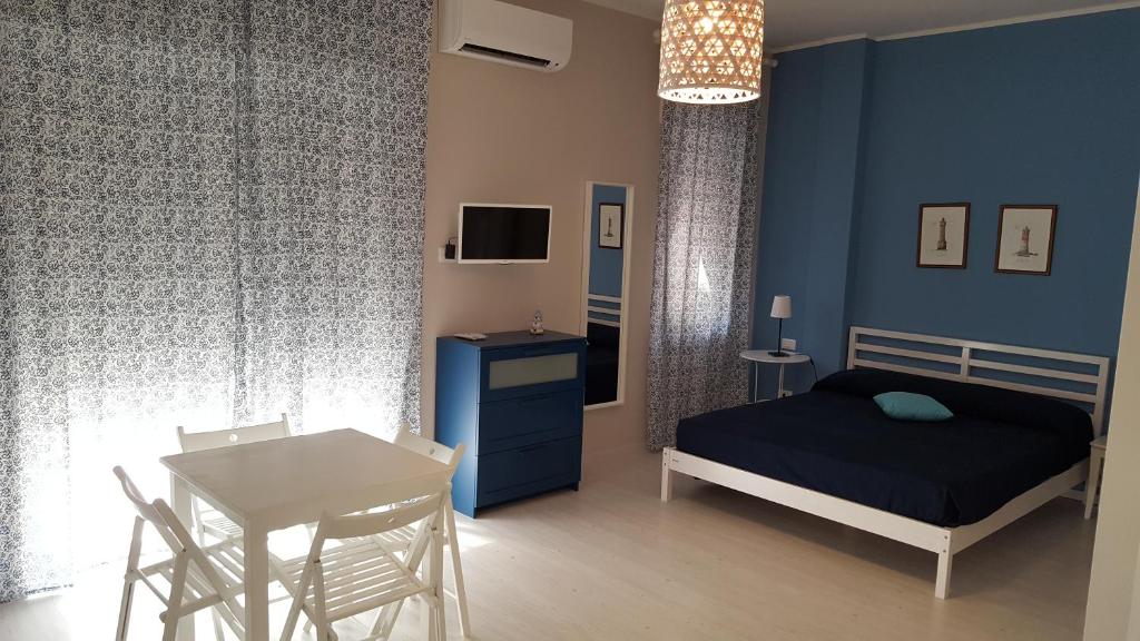 - une chambre avec un lit, une table et un bureau dans l'établissement Galù Guest House Gaeta, à Gaète