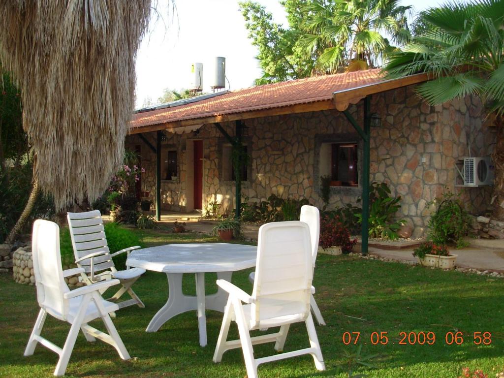 una mesa y sillas frente a una casa en Jericho Inn en Vered Yeriho