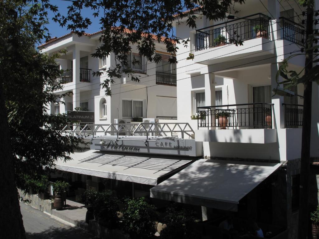 um grande edifício branco com uma passagem em frente em Platinum Suites em Kakopetria