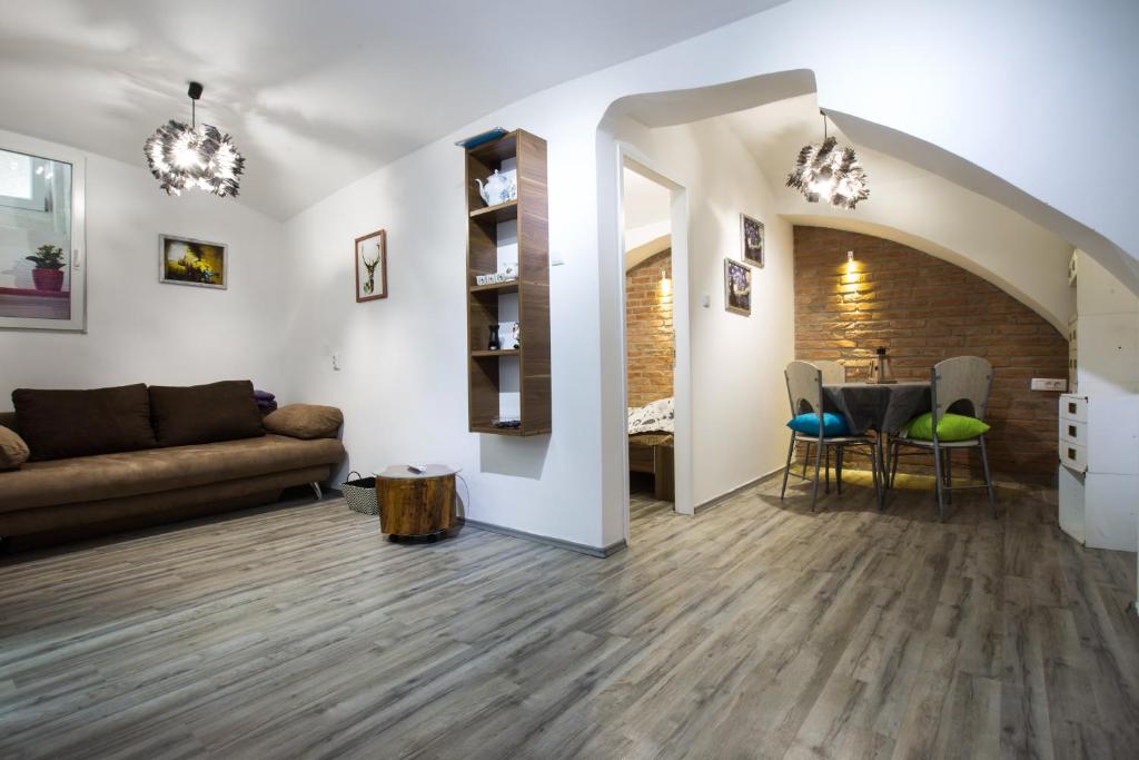 uma sala de estar com um sofá e uma mesa em Apartman Vita em Zagreb