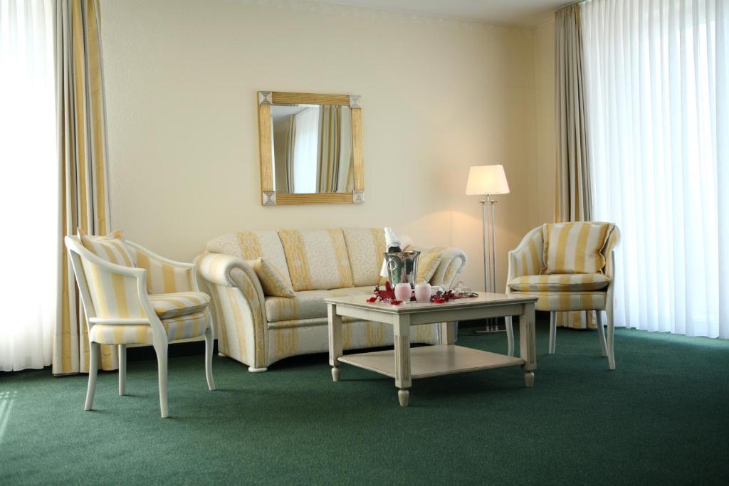 Posezení v ubytování Maifeld Sport- und Tagungshotel
