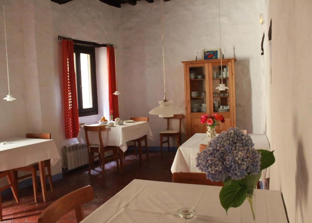 Reštaurácia alebo iné gastronomické zariadenie v ubytovaní Casa Rural Hosteria Cantarranas