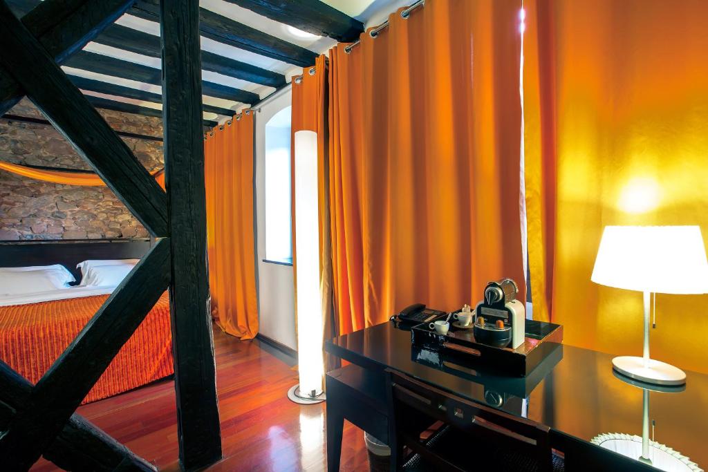 Postel nebo postele na pokoji v ubytování Le B. Suites, Chambres & Restaurant