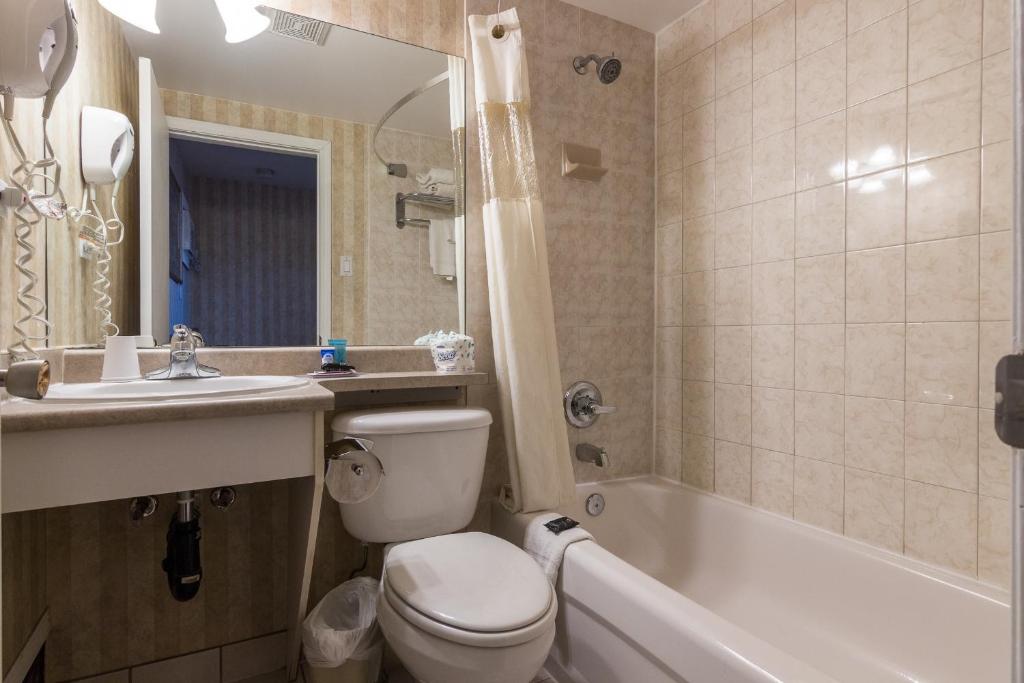 Koupelna v ubytování Canadas Best Value Inn Chinook Station