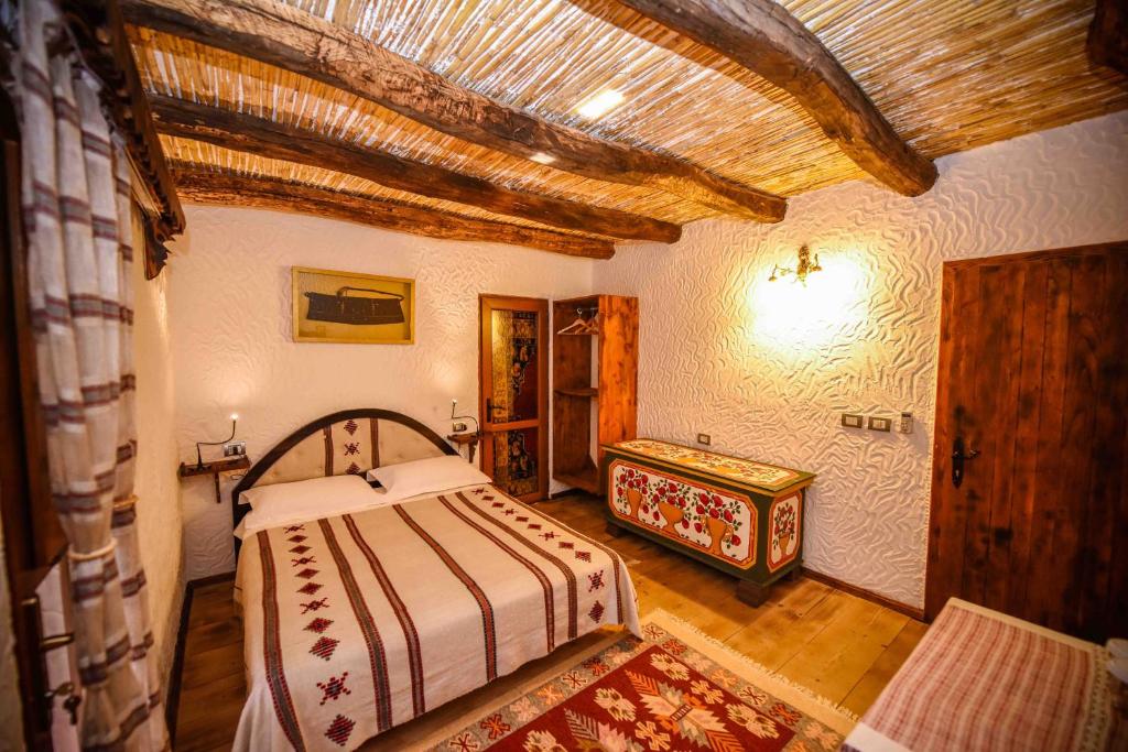 Llit o llits en una habitació de Hotel Tradita