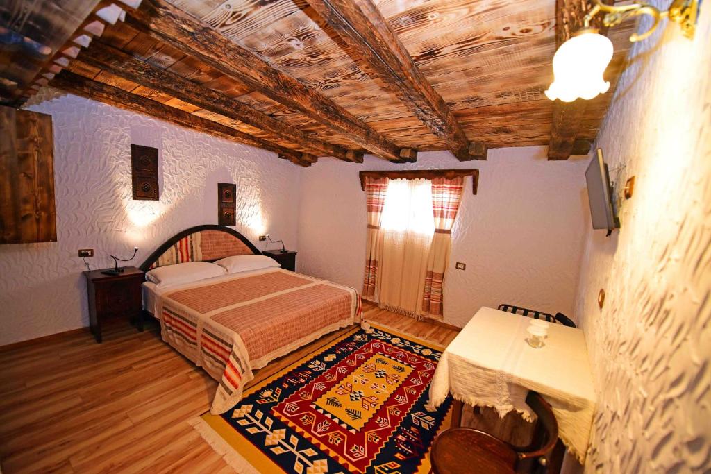 Llit o llits en una habitació de Hotel Tradita