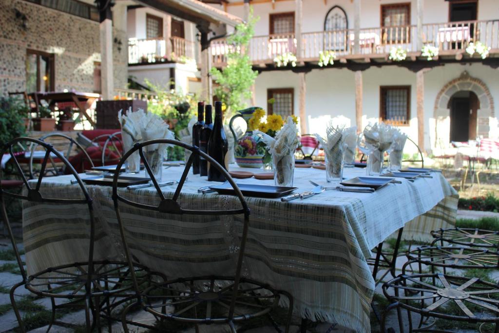 Restaurant o un lloc per menjar a Hotel Tradita
