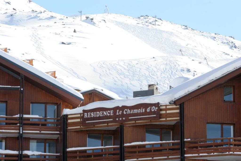 Nespecifikovaný výhled na hory nebo výhled na hory při pohledu z aparthotelu
