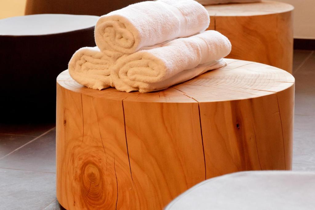 una pila di asciugamani poggiata su uno sgabello di Arlberg Lodges a Stuben am Arlberg