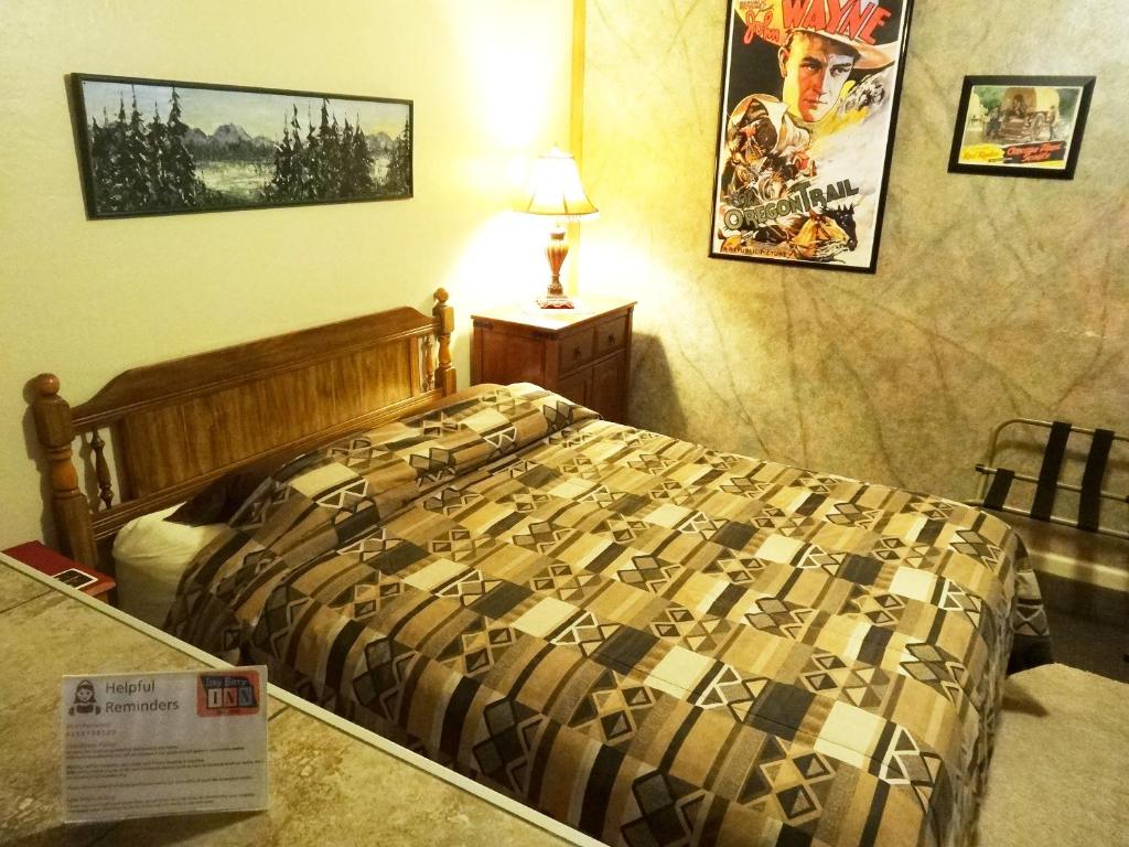 Postel nebo postele na pokoji v ubytování Itty Bitty Inn