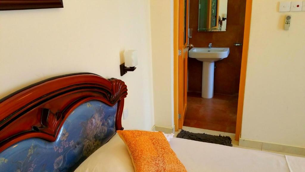 Holiday Fashion Inn - 13