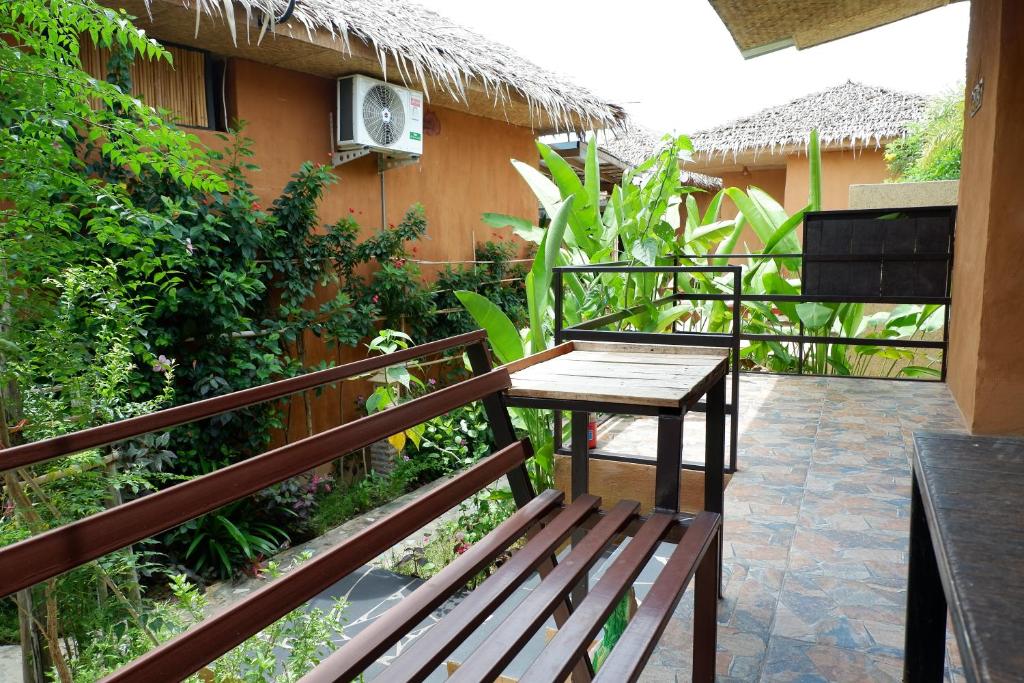 Balkón nebo terasa v ubytování Panisara Pool Villa Resort Huahin