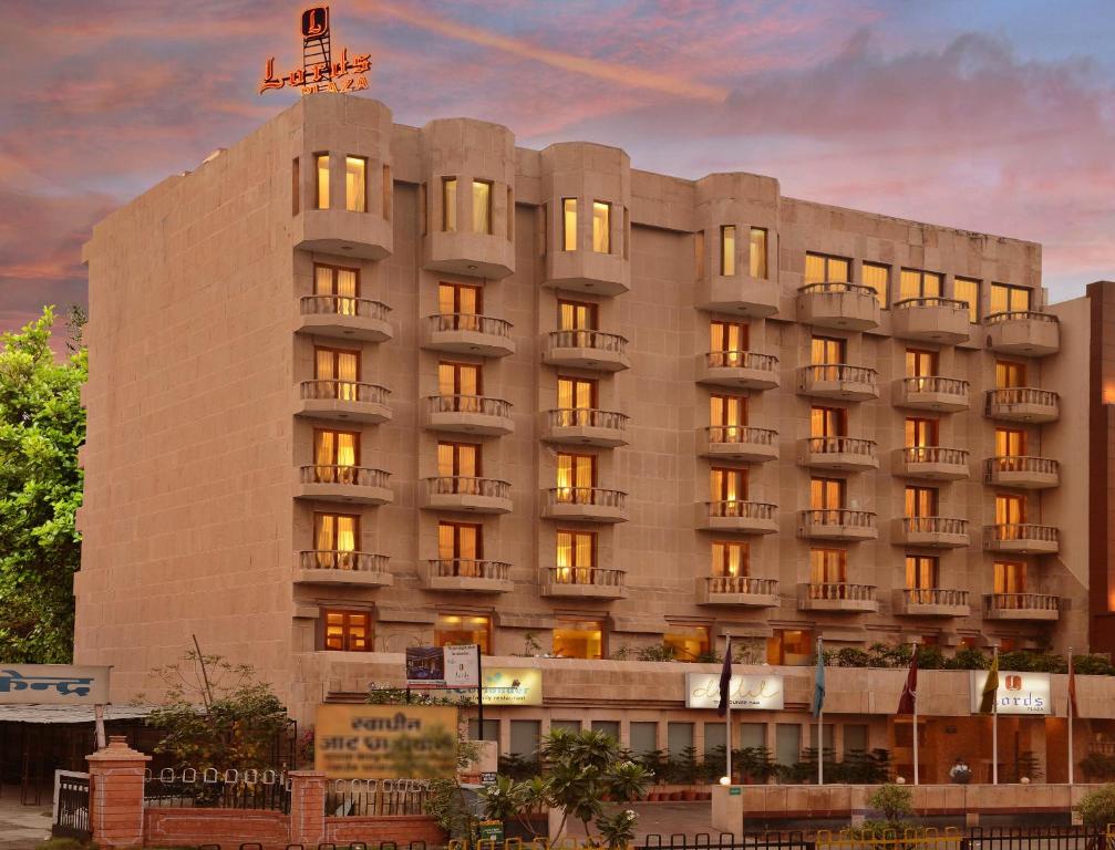 um grande edifício com as suas luzes acesas em Lords Plaza Jaipur em Jaipur