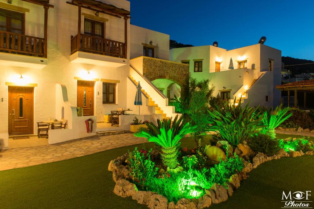 una casa con un jardín delante de ella por la noche en Panteli Beach Hotel en Panteli