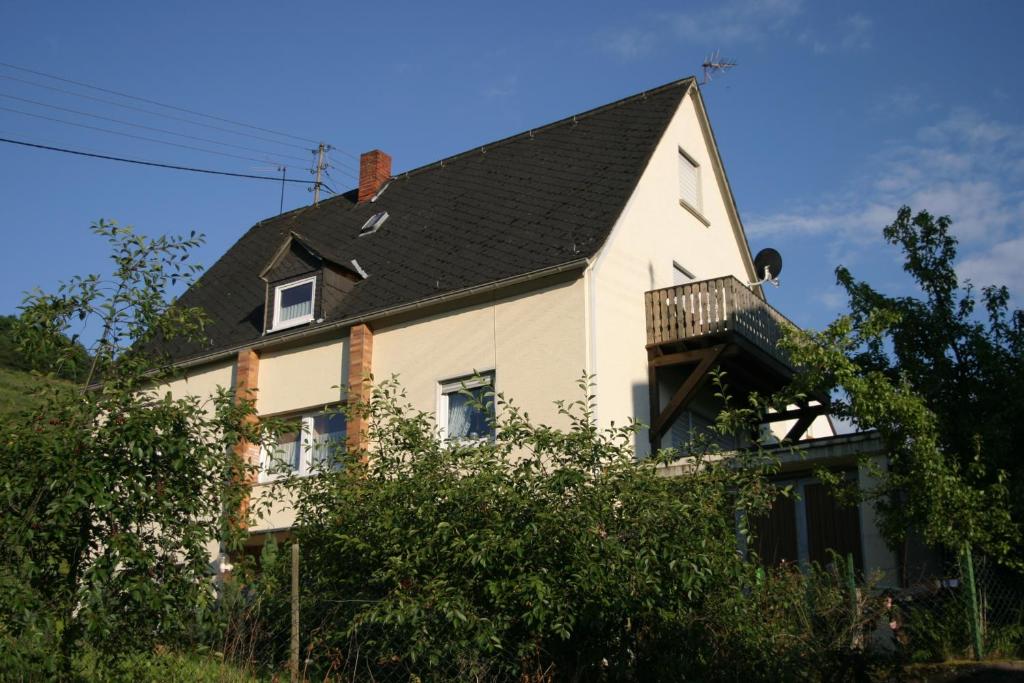 Burg an der MoselにあるFerienweingut Rainer Hirschenの黒屋根の大白い家