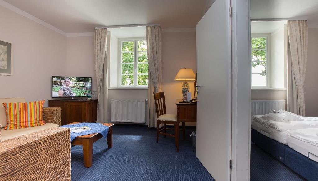 Postel nebo postele na pokoji v ubytování Hotel Badehaus Goor