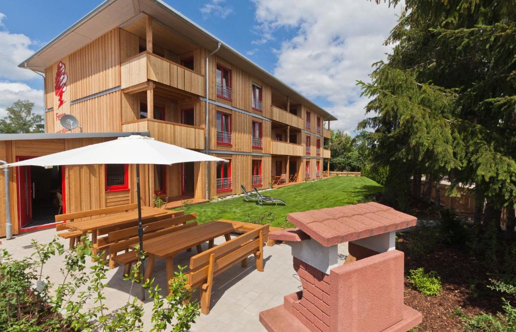 a hotel with a picnic table and an umbrella at Fewo-Kerschbaum in Bad Windsheim