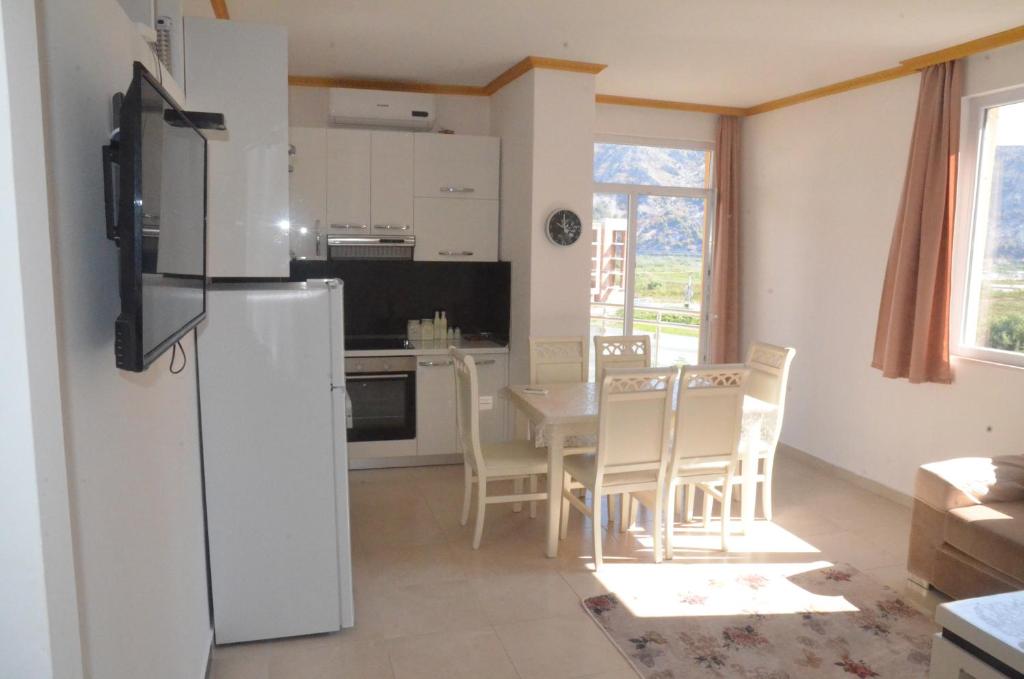 Kuchyň nebo kuchyňský kout v ubytování Everest Apartments Shengjin