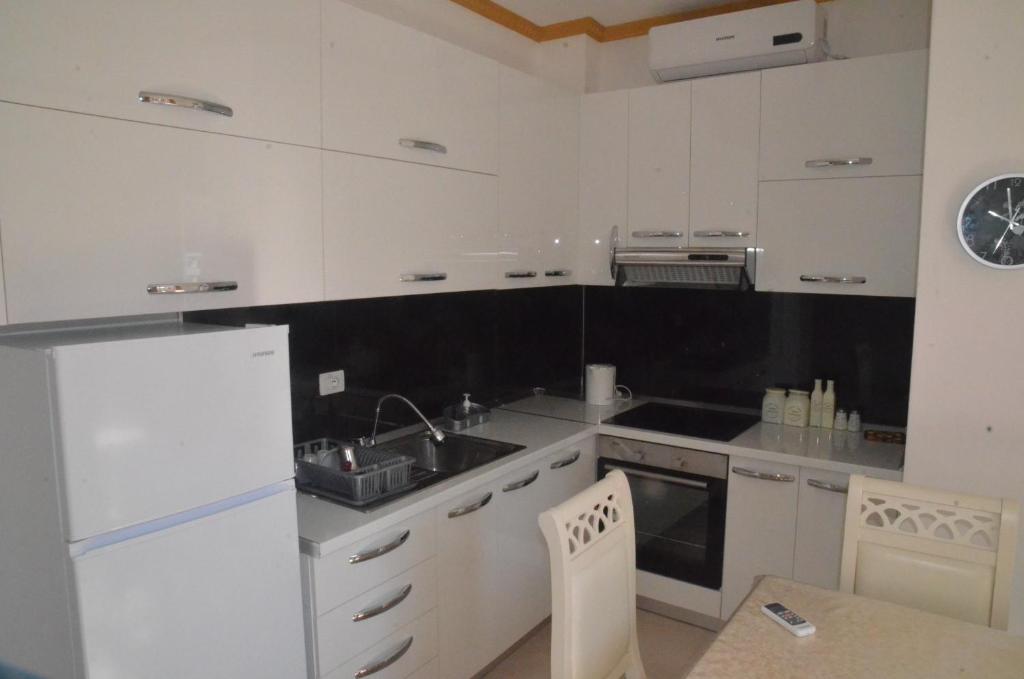 Kuchyň nebo kuchyňský kout v ubytování Everest Apartments Shengjin