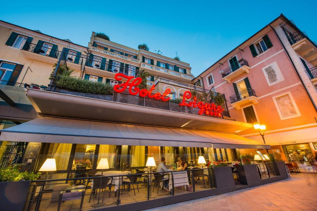 Reštaurácia alebo iné gastronomické zariadenie v ubytovaní Hotel Ligure