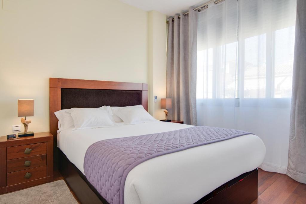 マラガにあるArts Victoria Málagaのベッドルーム(大型ベッド1台、大きな窓付)