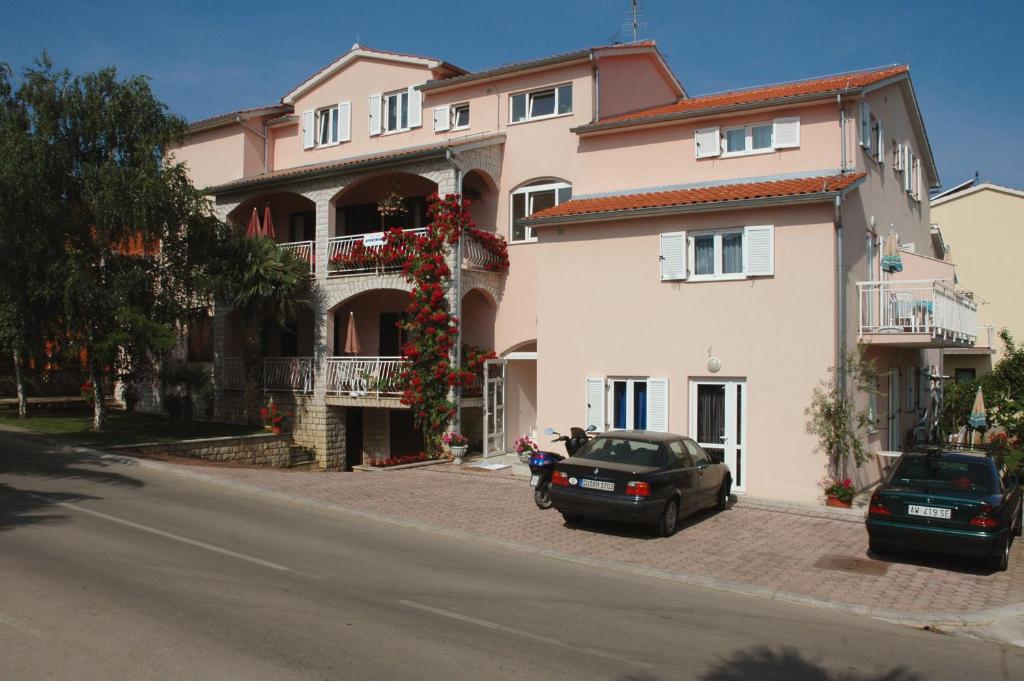 una casa con dos coches estacionados frente a ella en House Marić, en Poreč