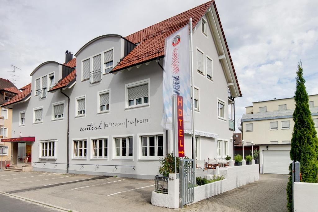 un edificio blanco con un cartel delante en Central Hotel Friedrichshafen en Friedrichshafen