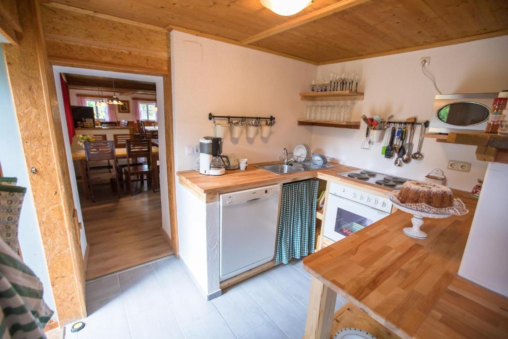 Kuchyňa alebo kuchynka v ubytovaní Achentaler Bauernhäusl
