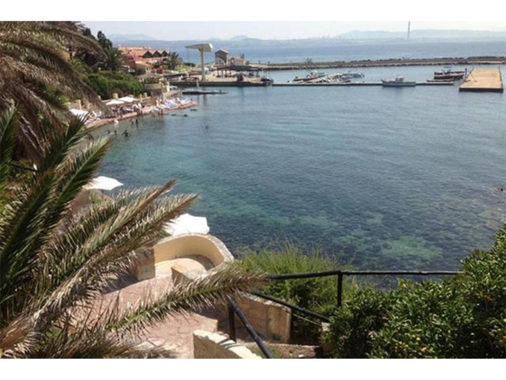 カルロフォルテにあるappartamento su isola privataの海水浴場の眺め