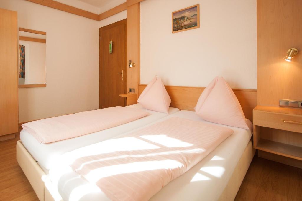 Postel nebo postele na pokoji v ubytování Hotel Tautermann