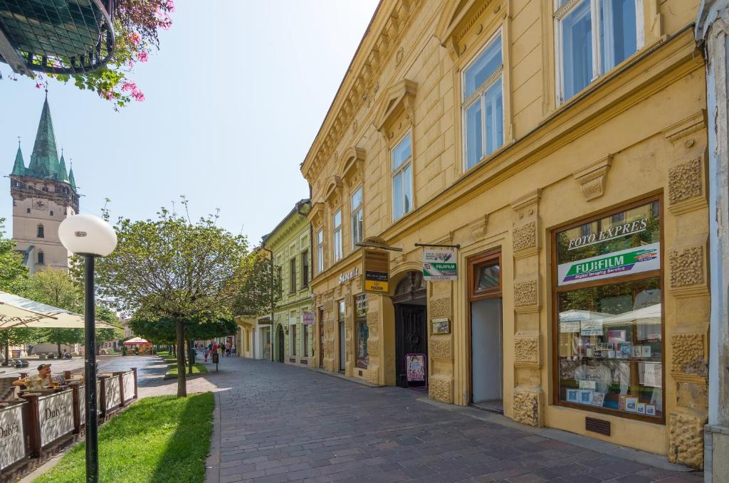 una strada in una città con una torre dell'orologio di 101 PENZION a Prešov