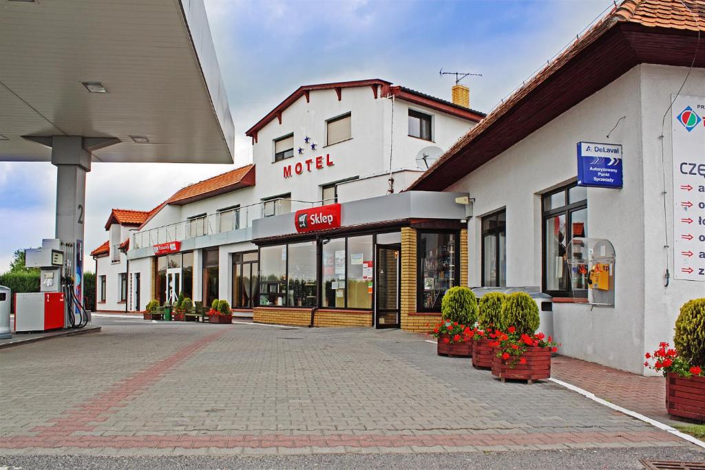 una fila di negozi in una strada in una città di Motel Duet a Granowo