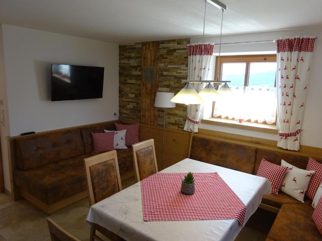 Televízia a/alebo spoločenská miestnosť v ubytovaní Steigerhütte