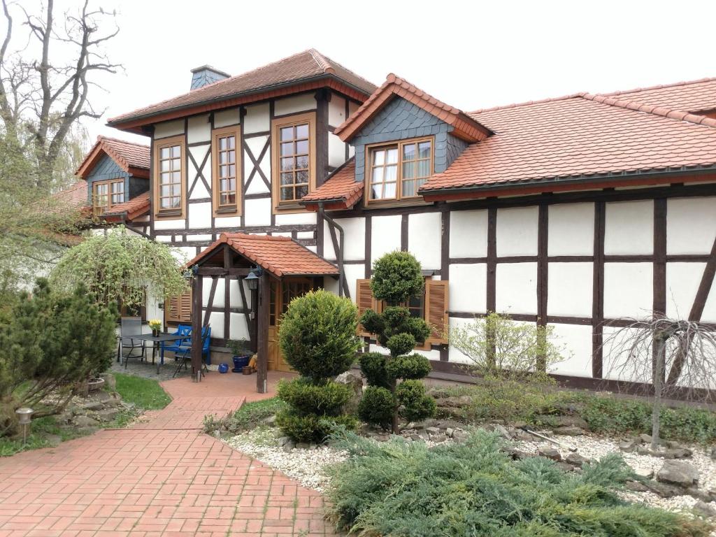 uma casa com um passadiço de tijolos em frente em Zur alten Fahrschule em Erfurt