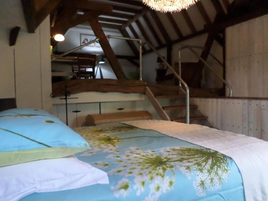 um quarto com uma cama e um lustre em B & B De Pimpelmees em 's-Gravenmoer