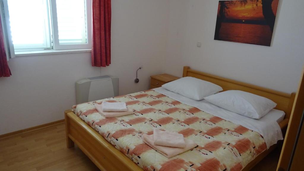 Posteľ alebo postele v izbe v ubytovaní Apartments Primosten