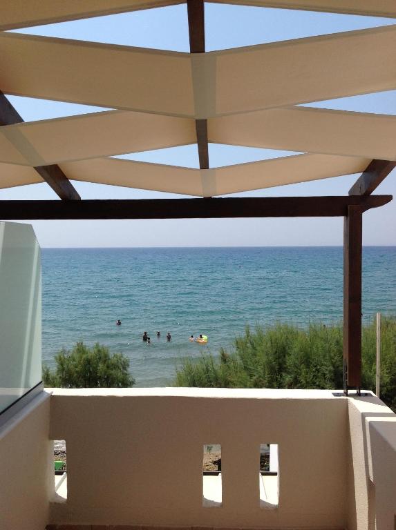 een balkon met uitzicht op de oceaan bij Eva Rooms in Makry Gialos