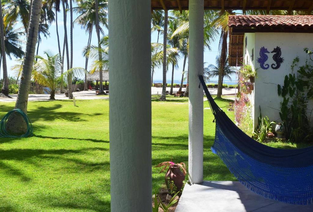 Um jardim no exterior de Pousada Vila do Patacho