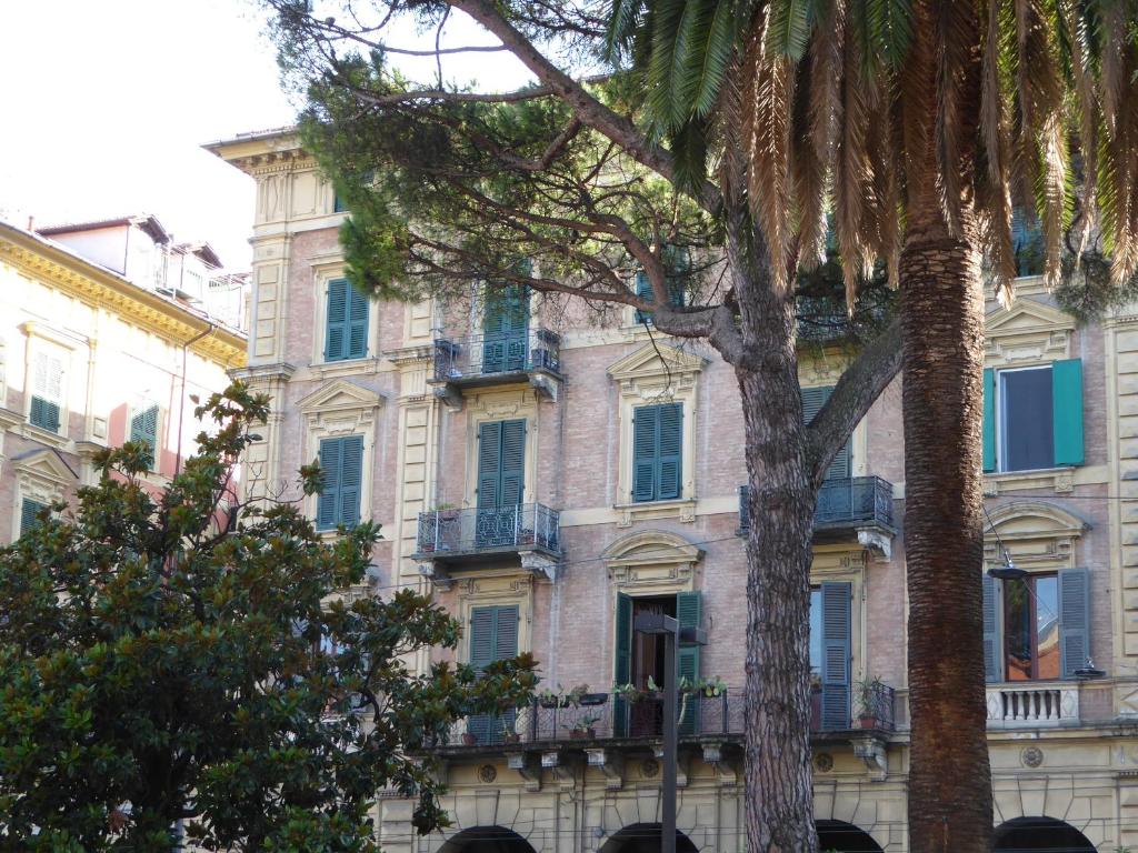 een gebouw met een palmboom ervoor bij LaCasadiAnna in La Spezia