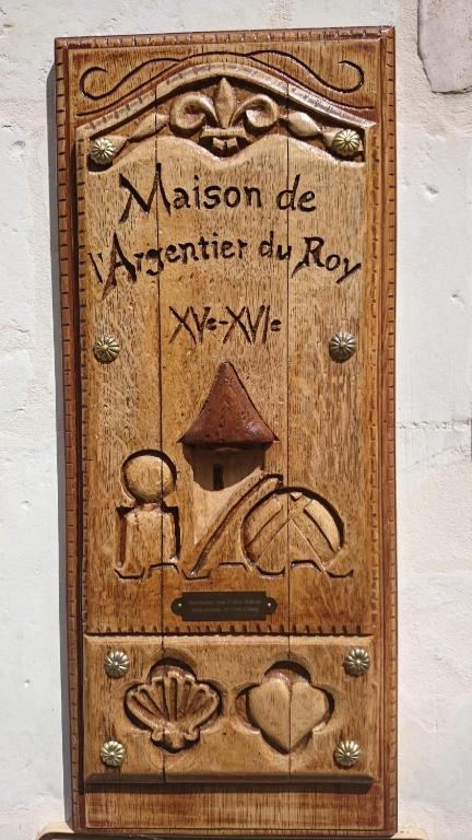 a wooden door with the words mission de mariner al rox at La Maison de l'Argentier du Roy in Loches