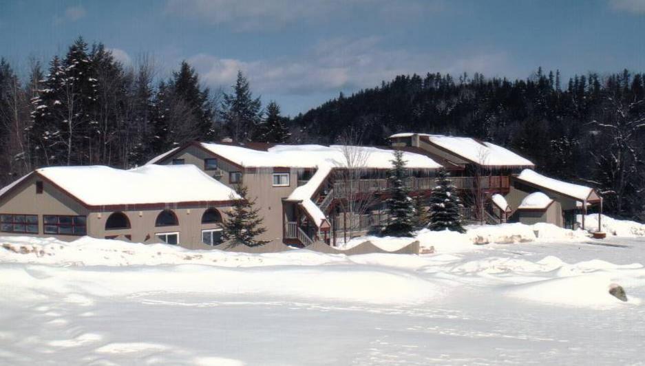 een huis bedekt met sneeuw in een sneeuwveld bij Austrian Haus Lodge in West Dover