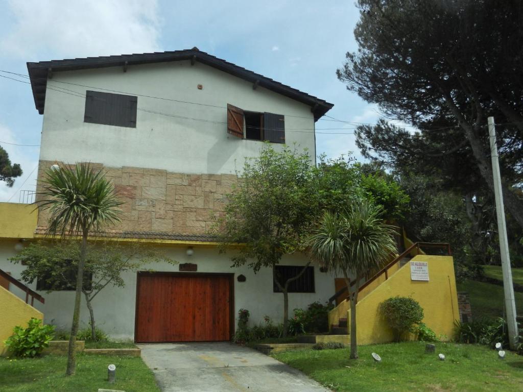 Casa blanca y amarilla con garaje en Complejo El Bosque en Villa Gesell