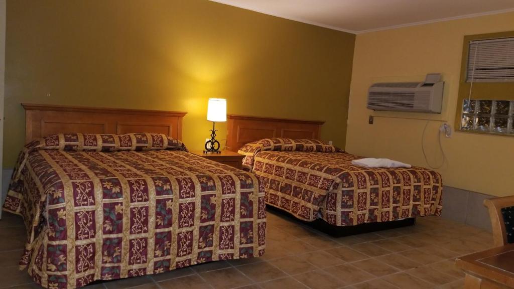 Postel nebo postele na pokoji v ubytování Luxury Inn