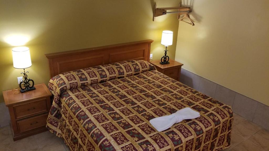Postel nebo postele na pokoji v ubytování Luxury Inn