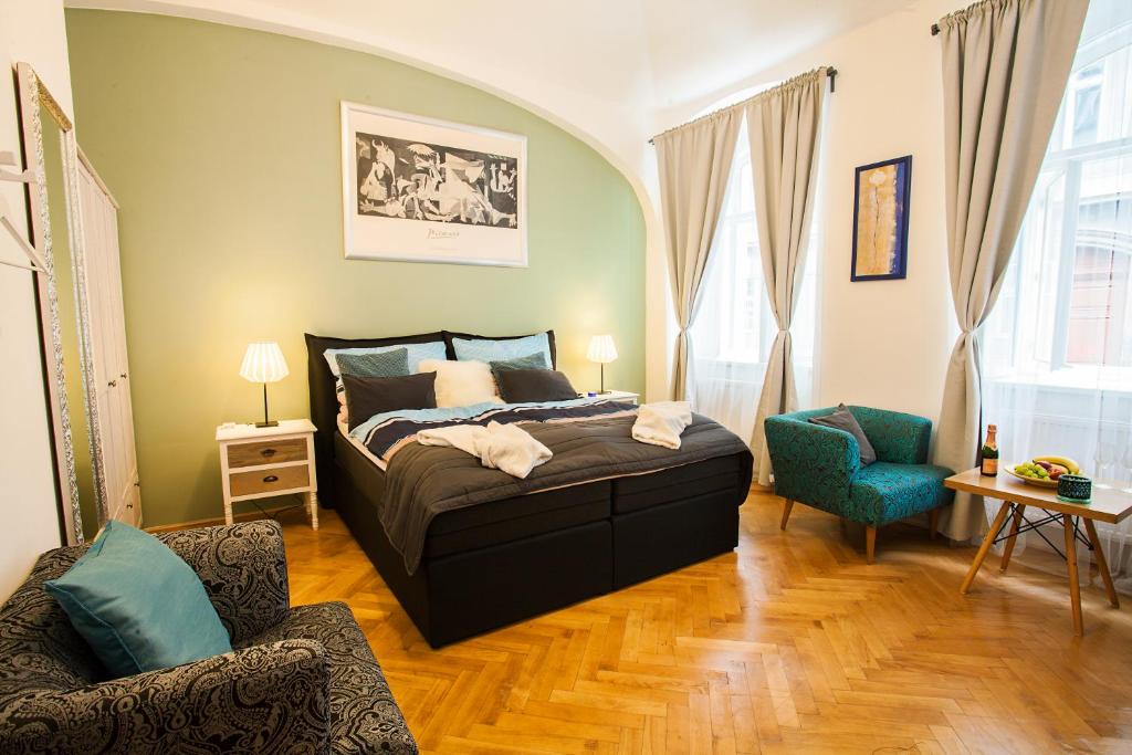 Postel nebo postele na pokoji v ubytování Prague EIA Centre Apartments