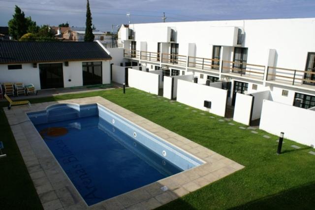 - une grande piscine sur le côté d'un bâtiment dans l'établissement Arenas Blancas, à Puerto Madryn