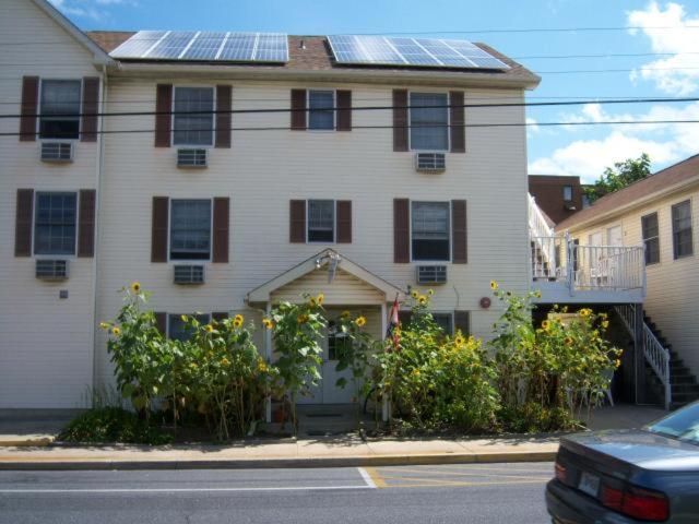 里霍伯斯灘的住宿－夏季廣場酒店，顶部设有太阳能电池板的房子