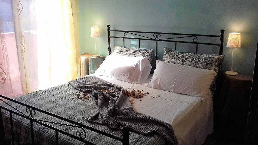 Schlafzimmer mit einem Bett mit weißer Bettwäsche und Kissen in der Unterkunft La Scala Del Sole in Porto Empedocle